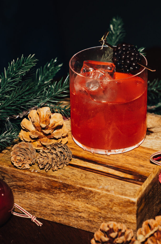 CHRISTMAS BRAMBLE COCKTAIL WITH A FESTIVE BACK DROP